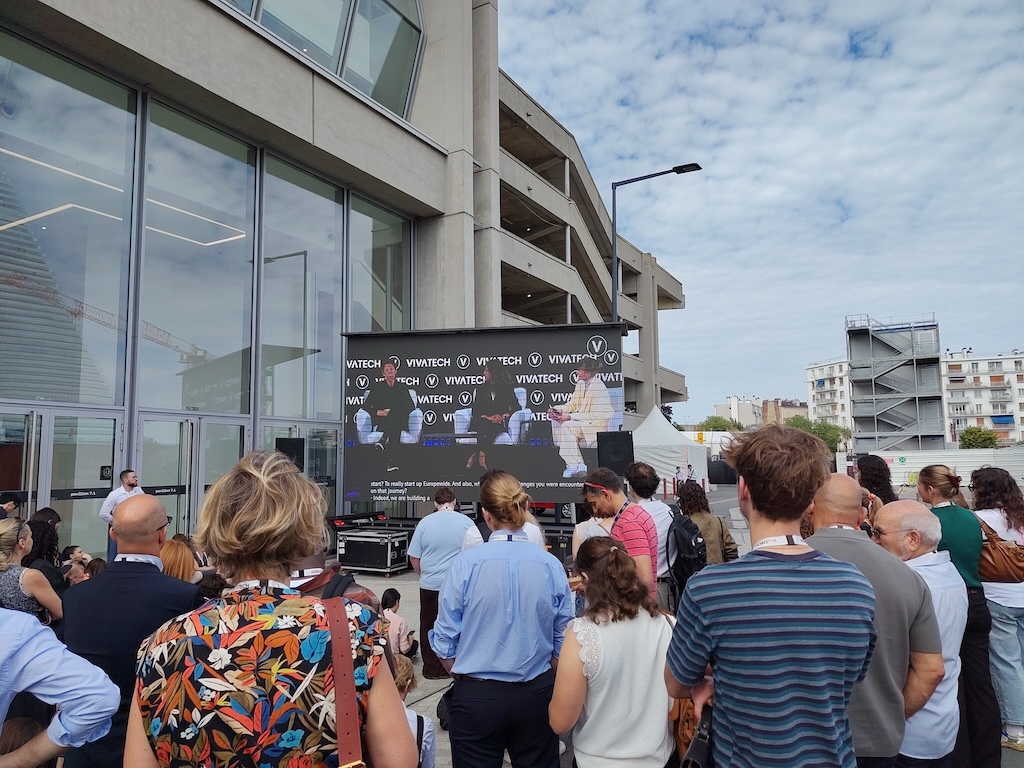 Écran géant extérieur diffusant la conférence Jeff Bezos depuis le Theater de VivaTech 2026